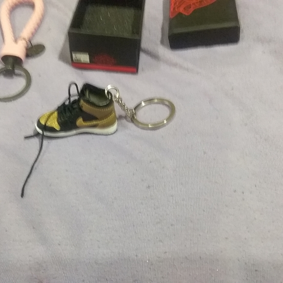 Nike mini shoe keychain - Picture 3 of 7